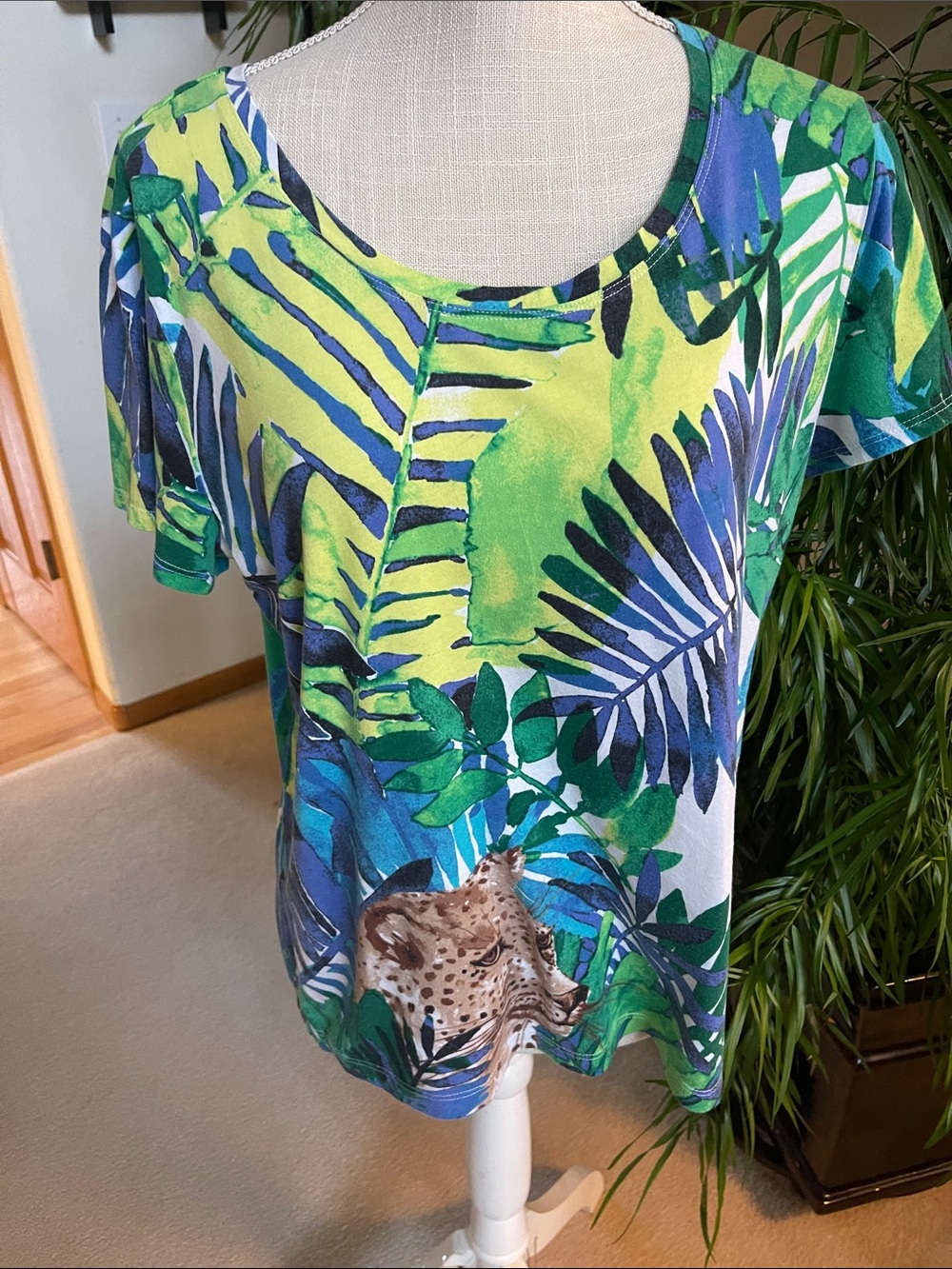 Women's Short-Sleeve Tropical Leaf Tee in Green & Blue